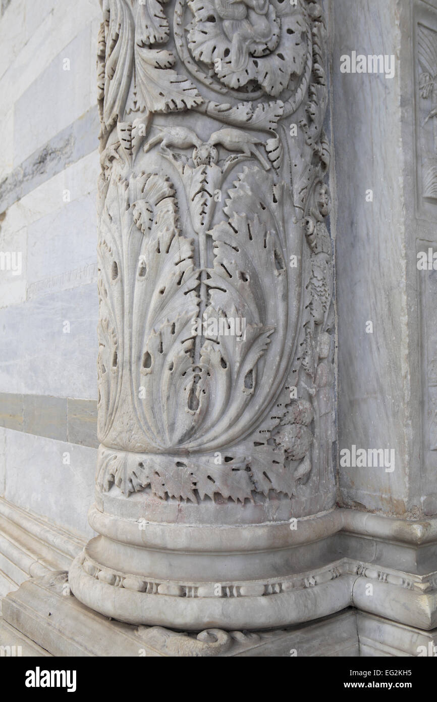 Colonna di marmo del Duomo, Piazza dei Miracoli a Pisa, Toscana, Italia Foto Stock