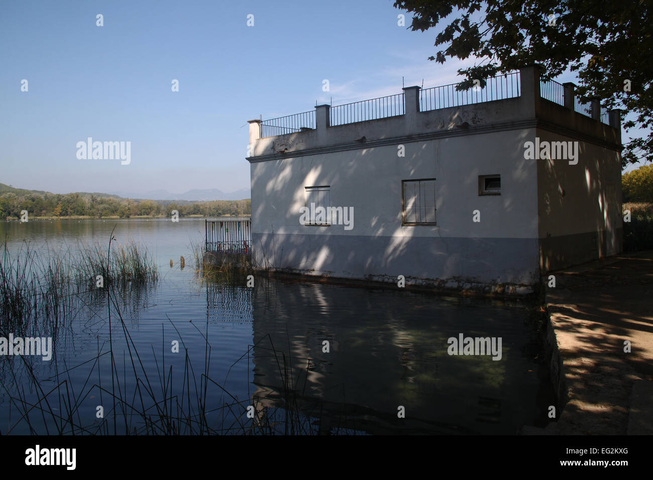 Il Boathouse sul lago di Banyoles (Estany de Banyoles) situato in Pla de l'Estany, provincia di Girona, in Catalogna, Spagna Foto Stock