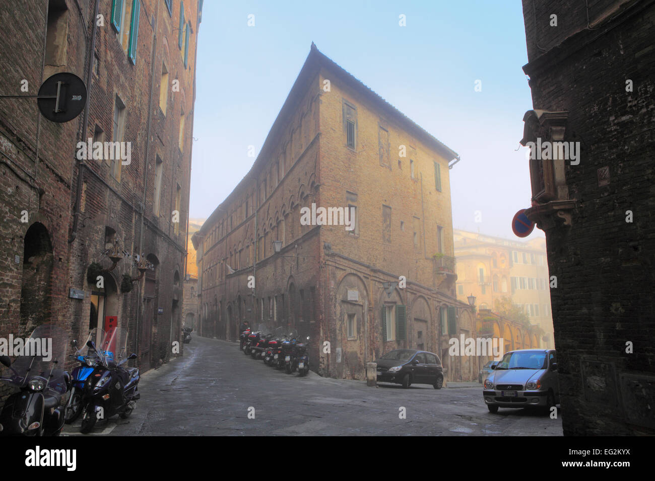 Via medievale nella nebbia, Siena, Toscana, Italia Foto Stock