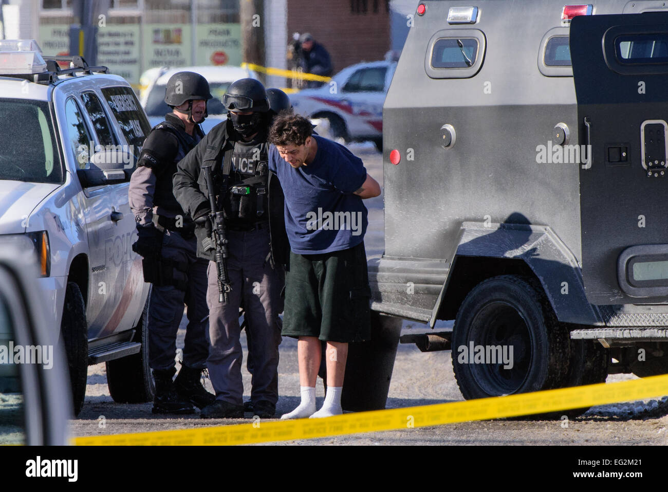 Toronto, Canada. 12 Febbraio, 2015. Membri del Toronto Police Emergency Task Force ha arrestato due sospetti dopo un vicino di ripresa. Le scuole sono state messe in attesa e sicura, polizia unità tattica furono chiamati in azione e la zona di Dawes Road e Victoria Park Avenue è stato bloccato in giù mentre la polizia ha cercato un sospetto armati in una ripresa a 40 Gower Street. Credito: Victor Biro/Alamy Live News Foto Stock