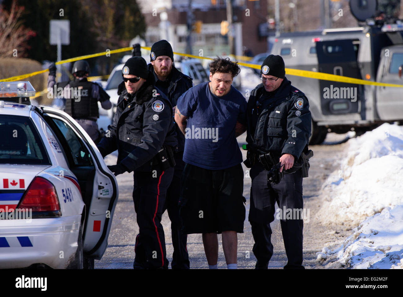 Toronto, Canada. 12 Febbraio, 2015. Membri del Toronto Police Emergency Task Force ha arrestato due sospetti dopo un vicino di ripresa. Le scuole sono state messe in attesa e sicura, polizia unità tattica furono chiamati in azione e la zona di Dawes Road e Victoria Park Avenue è stato bloccato in giù mentre la polizia ha cercato un sospetto armati in una ripresa a 40 Gower Street. Credito: Victor Biro/Alamy Live News Foto Stock