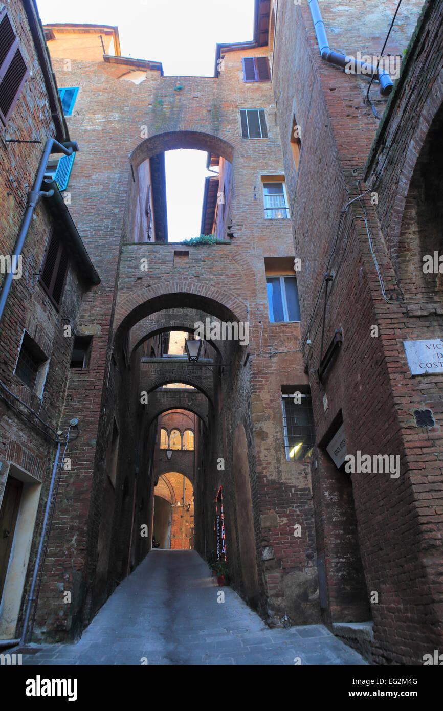 Via medievale, Siena, Toscana, Italia Foto Stock