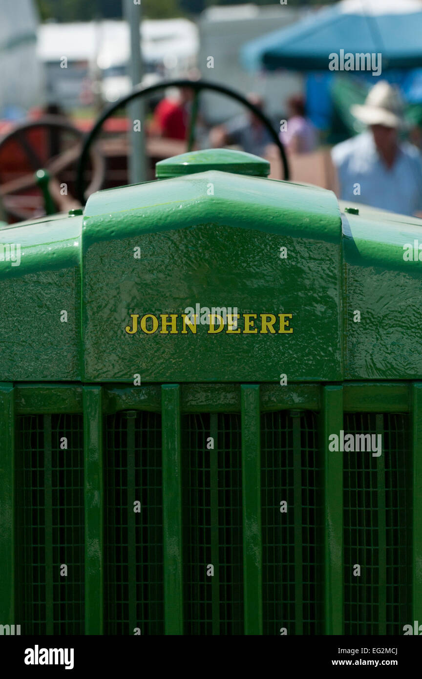 Close-up dettaglio di un radiatore griglia su una vendemmia verde trattore John Deere, visualizzati in condizioni immacolate - Grande spettacolo dello Yorkshire, Harrogate, Regno Unito. Foto Stock