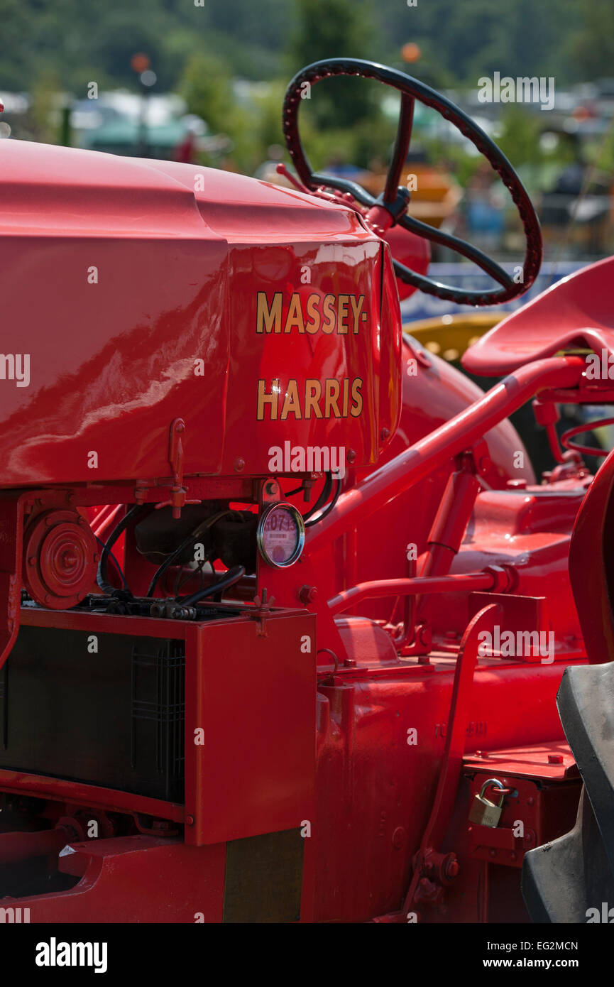 Chiusura parziale del vecchio, classic, luminoso rosso Massey Harris trattore d'epoca, una mostra parcheggiato al country show - il grande spettacolo dello Yorkshire, Inghilterra, Regno Unito. Foto Stock