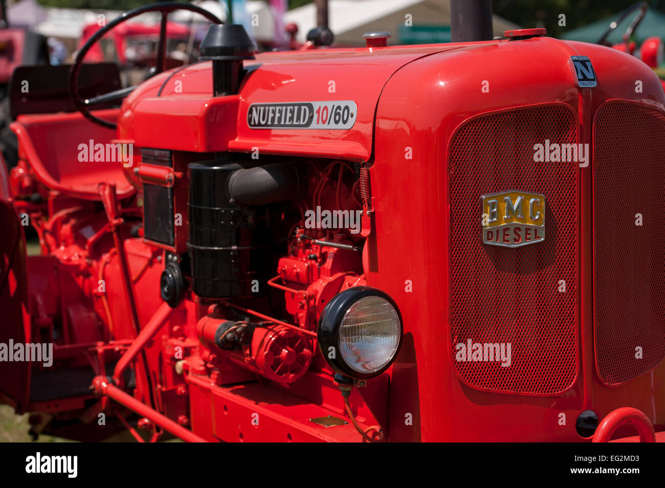 Close-up di un'immacolata, lucidato, pulito, luminoso rosso classico Nuffield 10/60 trattore diesel, parcheggiato & sul display - Grande spettacolo dello Yorkshire, Inghilterra, Regno Unito. Foto Stock