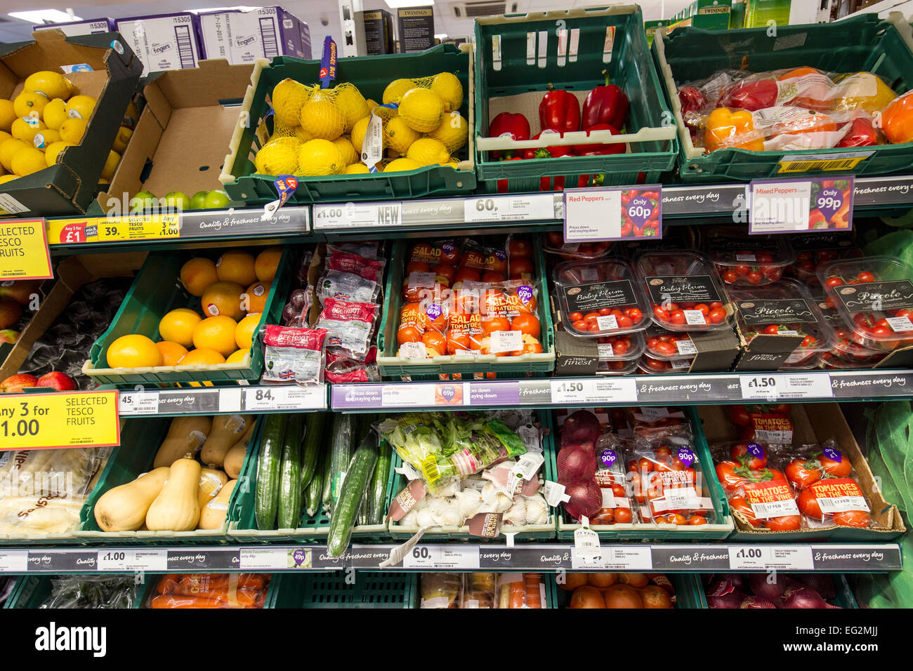 Tesco Express negozio scaffali di cibo Foto Stock