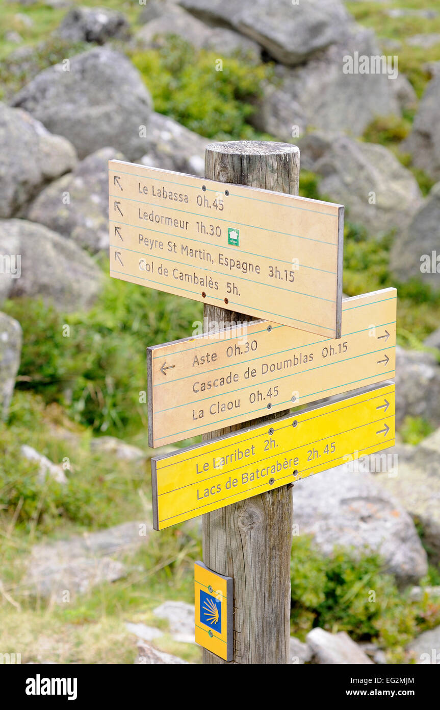 Seguire le indicazioni per le direzioni in vari posti sulla Val du Tech, Parco Nazionale dei Pirenei, Hautes-Pyrenees, Francia. Foto Stock