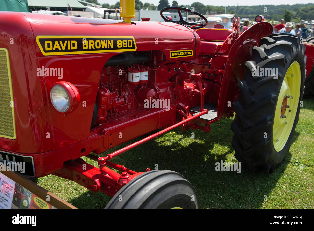In condizioni immacolate, rosso David Brown 990 Implematic serie trattore classico viene parcheggiata e sul display al grande spettacolo dello Yorkshire, Harrogate, Inghilterra, Regno Unito. Foto Stock