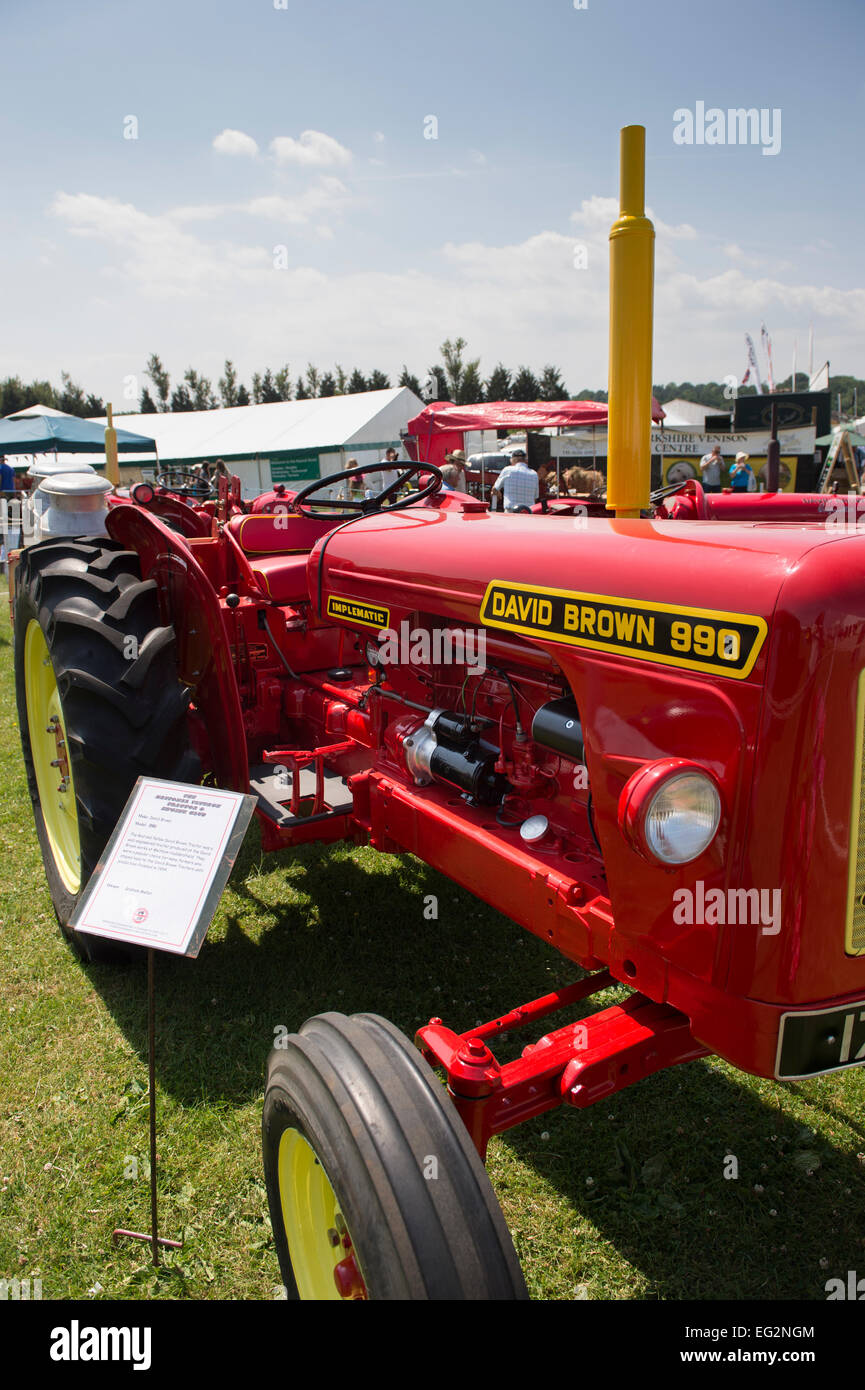 In condizioni immacolate, rosso David Brown 990 Implematic serie trattore classico viene parcheggiata e sul display al grande spettacolo dello Yorkshire, Harrogate, Inghilterra, Regno Unito. Foto Stock