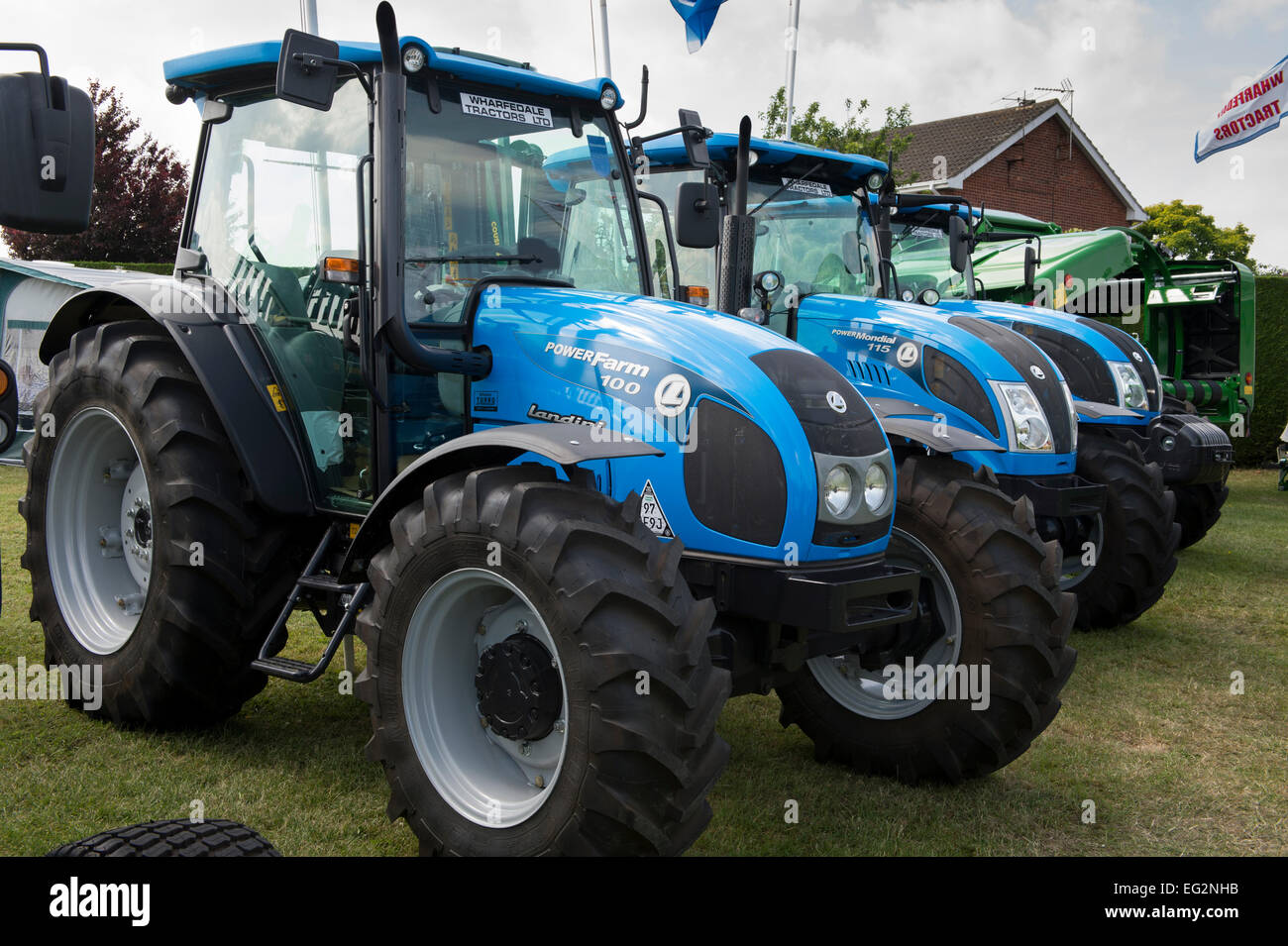 Nuovi trattori blu Landini parcheggiati e in vendita presso lo stand (macchine e veicoli agricoli) - The Great Yorkshire Show, Inghilterra, GB, Regno Unito. Foto Stock