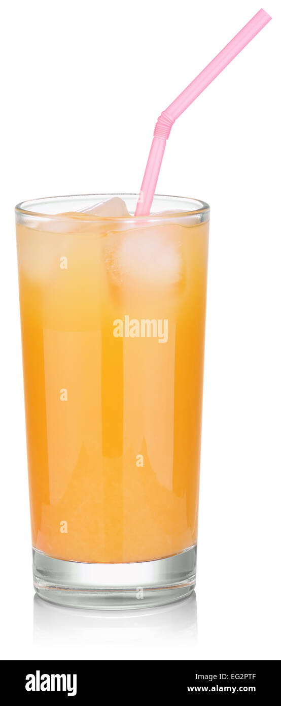 Bicchiere di succo d'arancia fresco con ghiaccio e una rosa paglia. Isolato su bianco con i tracciati di ritaglio Foto Stock
