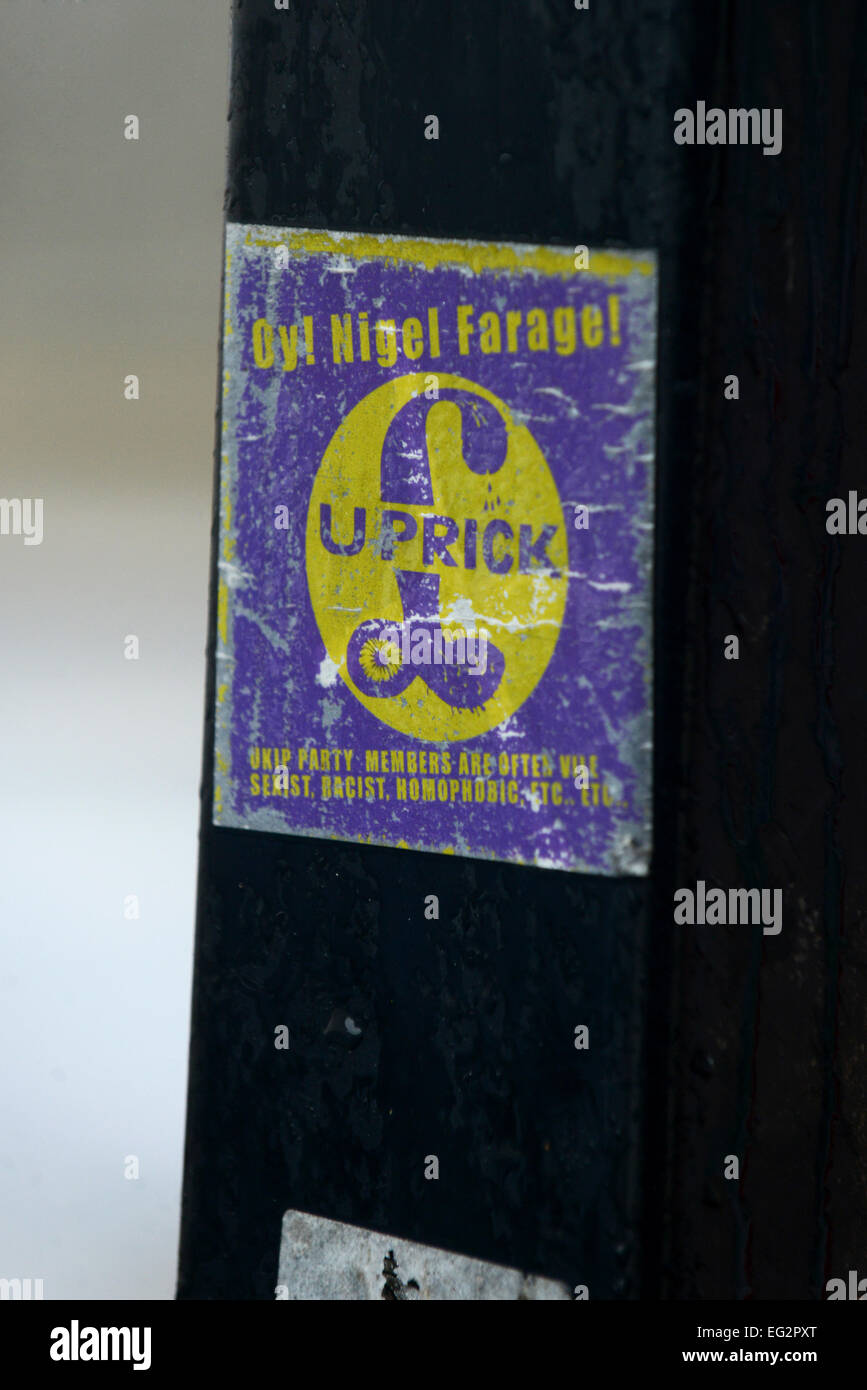 Un anti-E UKIP Nigel Farage adesivo illustrato bloccato su un post in Brighton, East Sussex, Regno Unito. Foto Stock