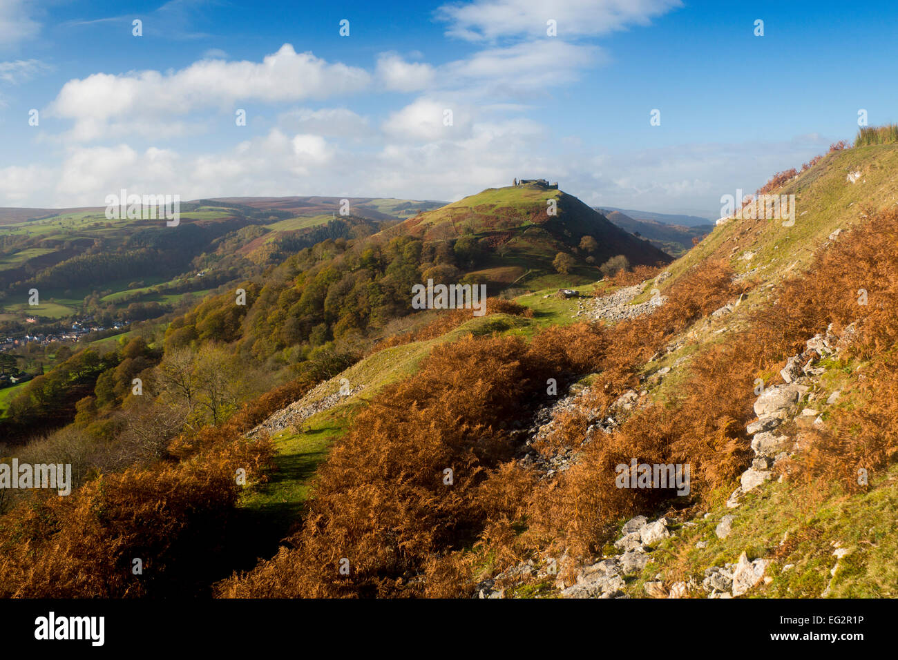 Castell Dinas Castello di Bran rovina sulla collina sopra vale e cittadino di Llangollen in autunno Denbighshire North East Wales UK Foto Stock