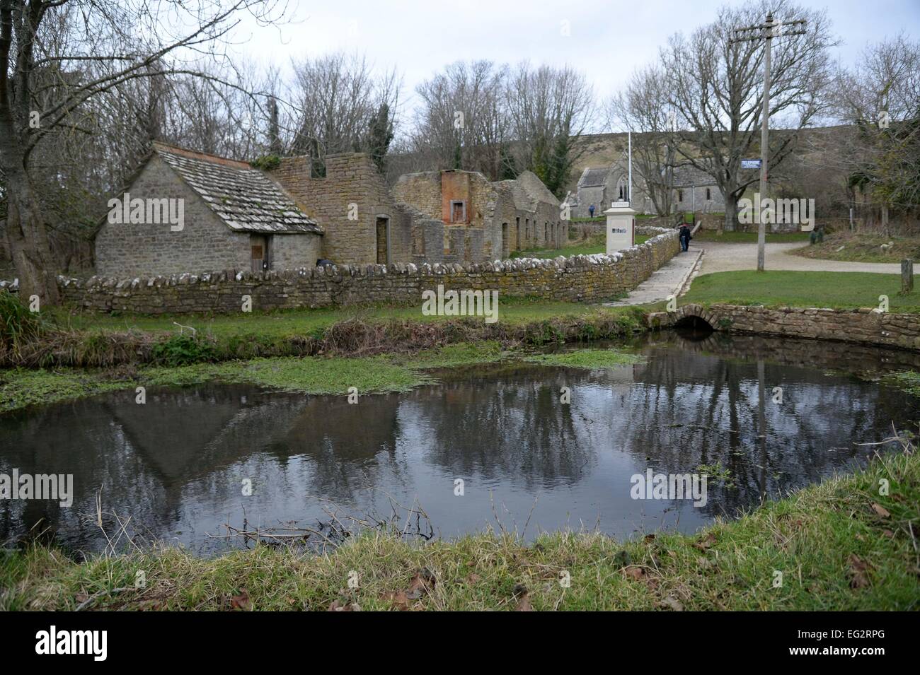 Villaggio Tyneham, Dorset, chiusa al pubblico durante il live cotture come ora su MOD poligono di tiro. Foto Stock