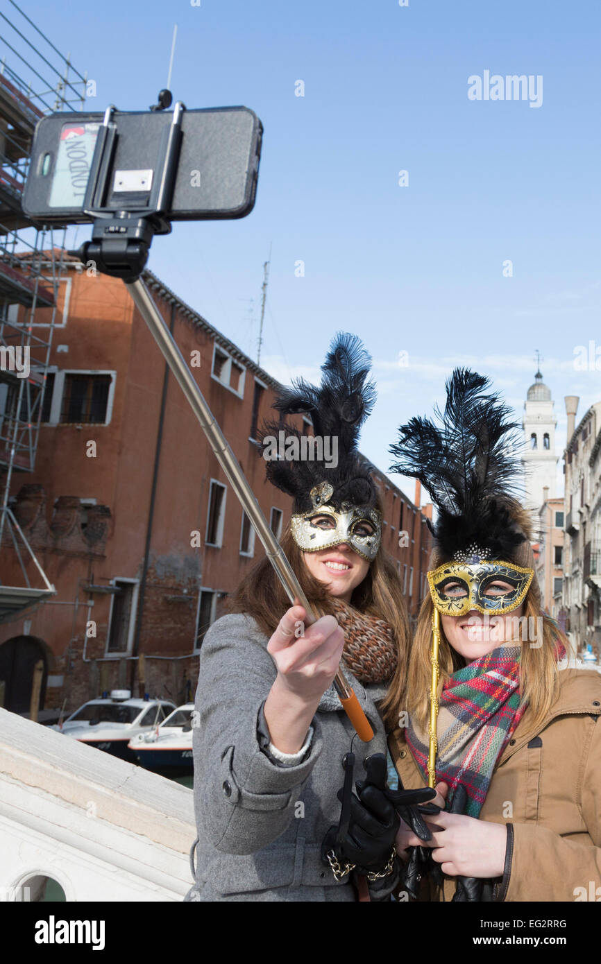 Carnevale a Venezia, Veneto, Italia. Due donne prendono un selfie con l  aiuto di un bastone selfie Foto stock - Alamy