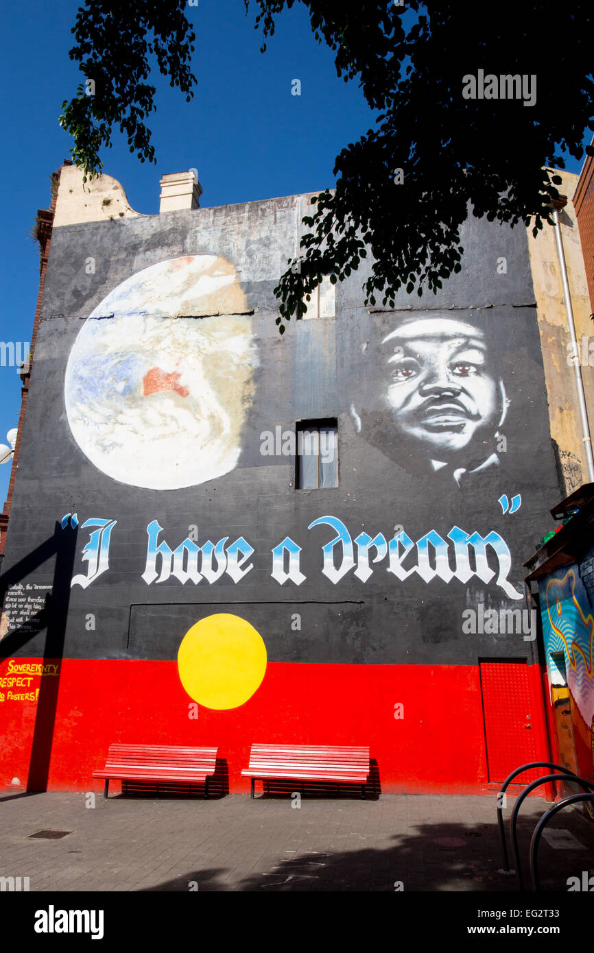 Martin Luther King "Ho un sogno" murale sulla bandiera aborigena sfondo King Street Newtown Sydney New South Wales NSW Australia Foto Stock