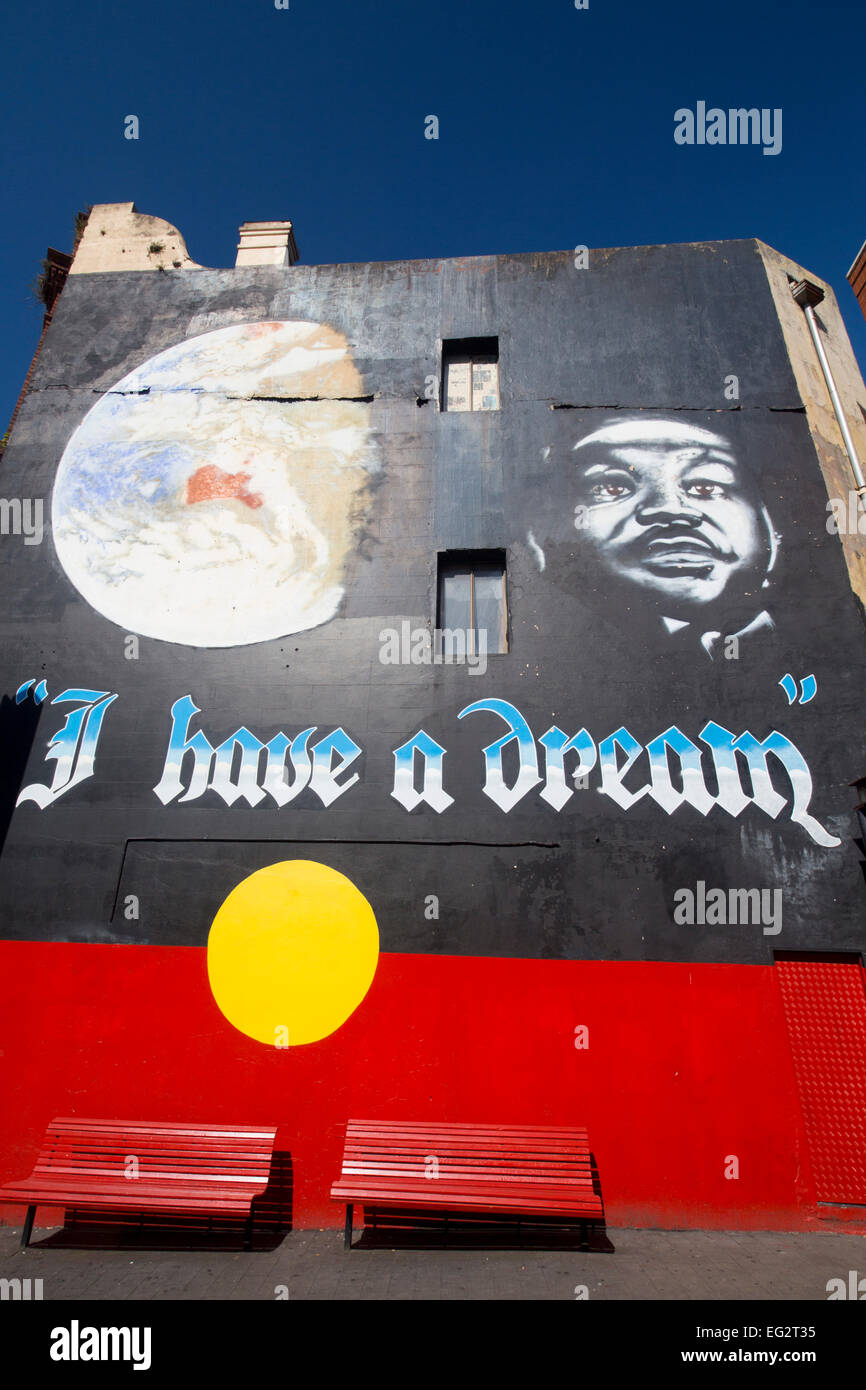 Martin Luther King "Ho un sogno" murale sulla bandiera aborigena sfondo King Street Newtown Sydney New South Wales NSW Australia Foto Stock