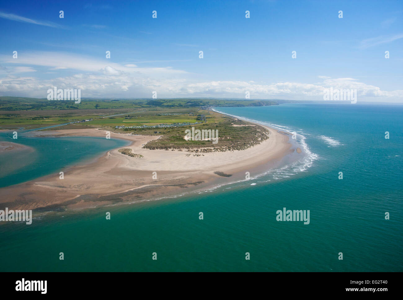 Ynyslas vista aerea di spiaggia e dune e il Dovey estuario guardando a sud verso Borth Ceredigion Mid Wales UK Foto Stock