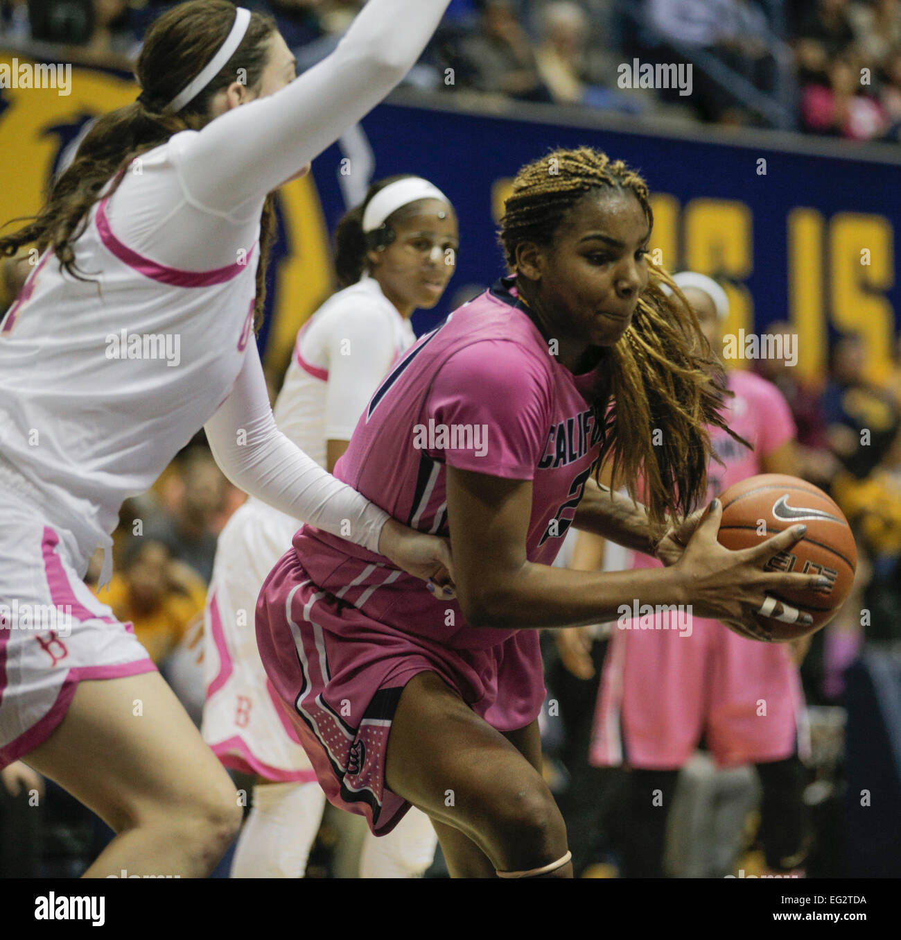 Berkeley CA. 12 Feb, 2015. California F # 21 Reshanda battaglia grigio nella vernice rigido per il cerchio con un mancino lay up e il punteggio. Grigio Reshanda cliente 24 punti durante il NCAA donna gioco di basket tra UCLA Bruins e California Golden Bears 70-64 vincere a Hass Pavilion Berkeley in California © csm/Alamy Live News Foto Stock