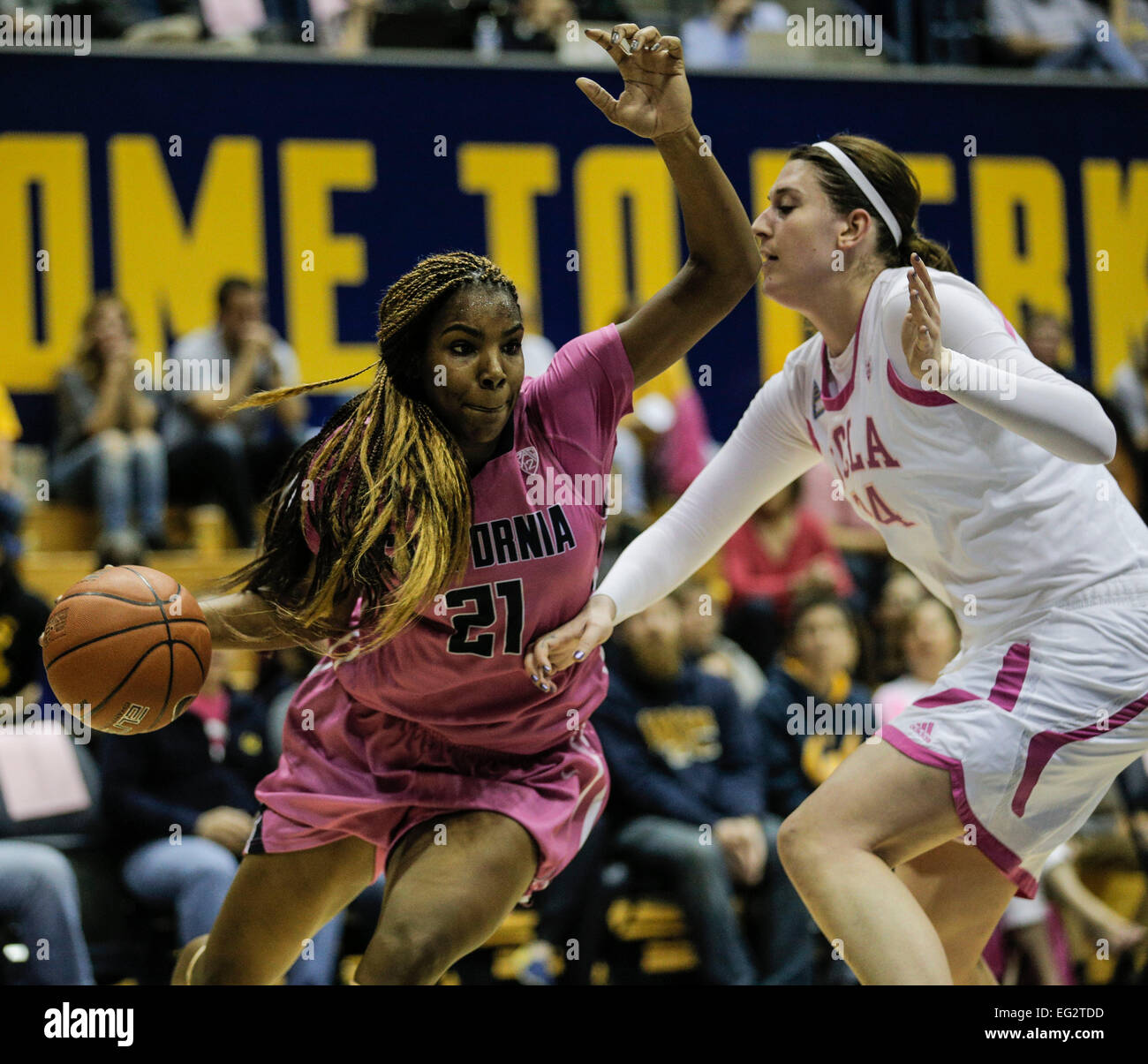 Berkeley CA. 12 Feb, 2015. California F # 21 Reshanda grigio rigido per il punteggio del cerchio 24 punti durante il NCAA donna gioco di basket tra UCLA Bruins e California Golden Bears 70-64 vincere a Hass Pavilion Berkeley in California © csm/Alamy Live News Foto Stock