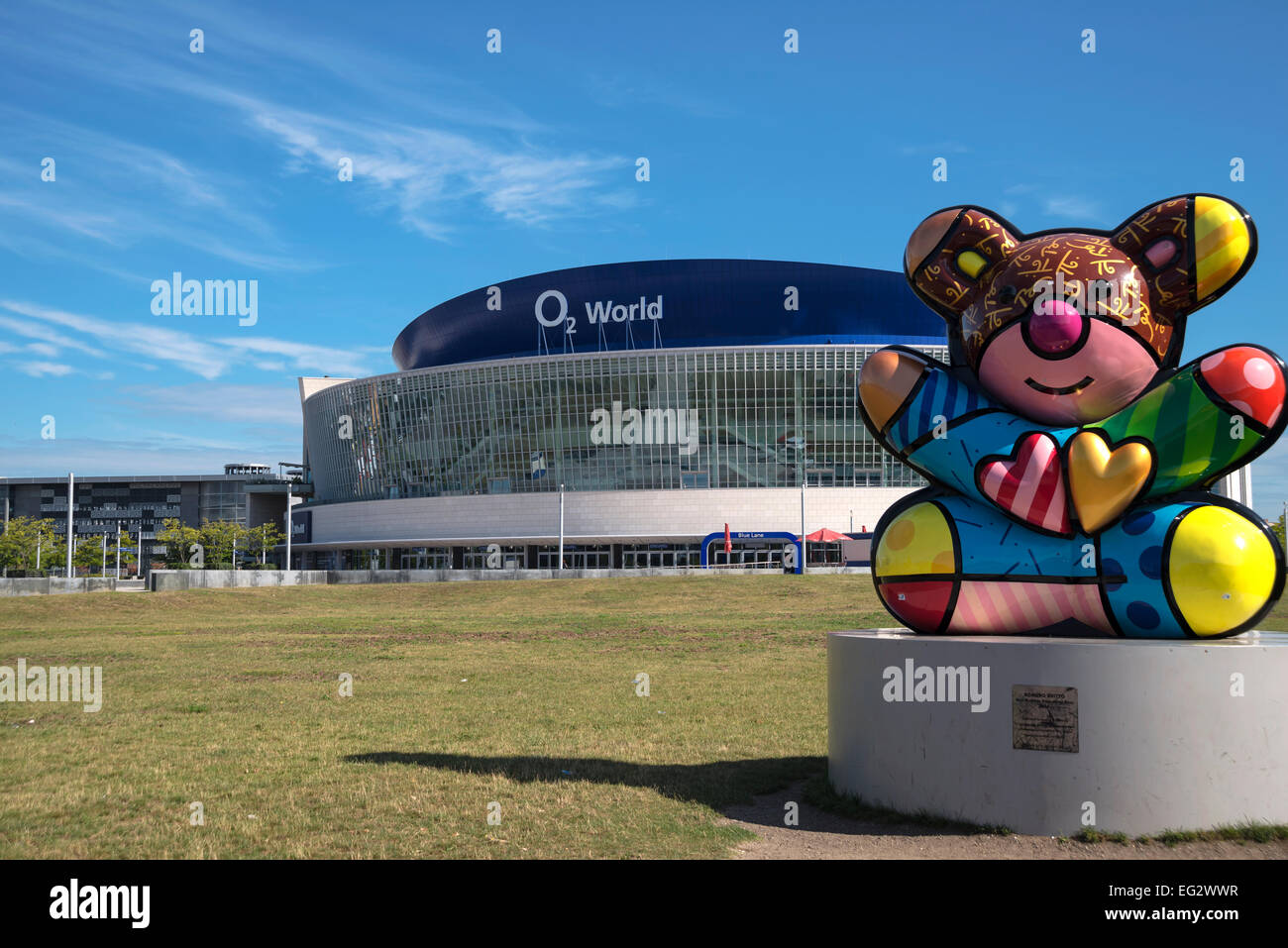 O2 World building ora Mercedes-Benz Arena e Fanny scultura colorata di Bear di fronte, Berlino, capitale della Germania, Europa. Foto Stock