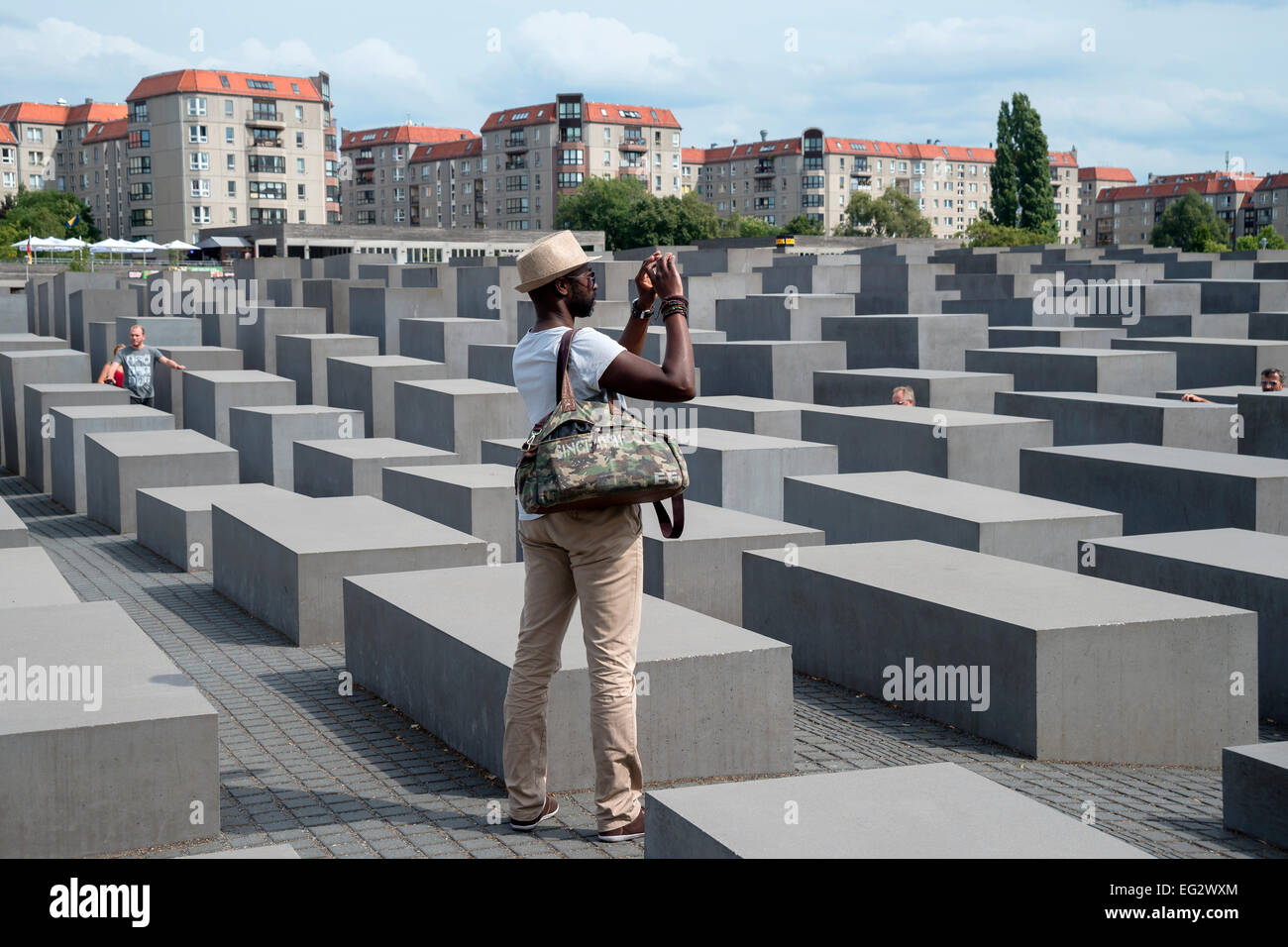 Tourist dall Africa fotografie Memorial al assassinato ebrei d'Europa, Berlin, Germania ,l'Europa Foto Stock