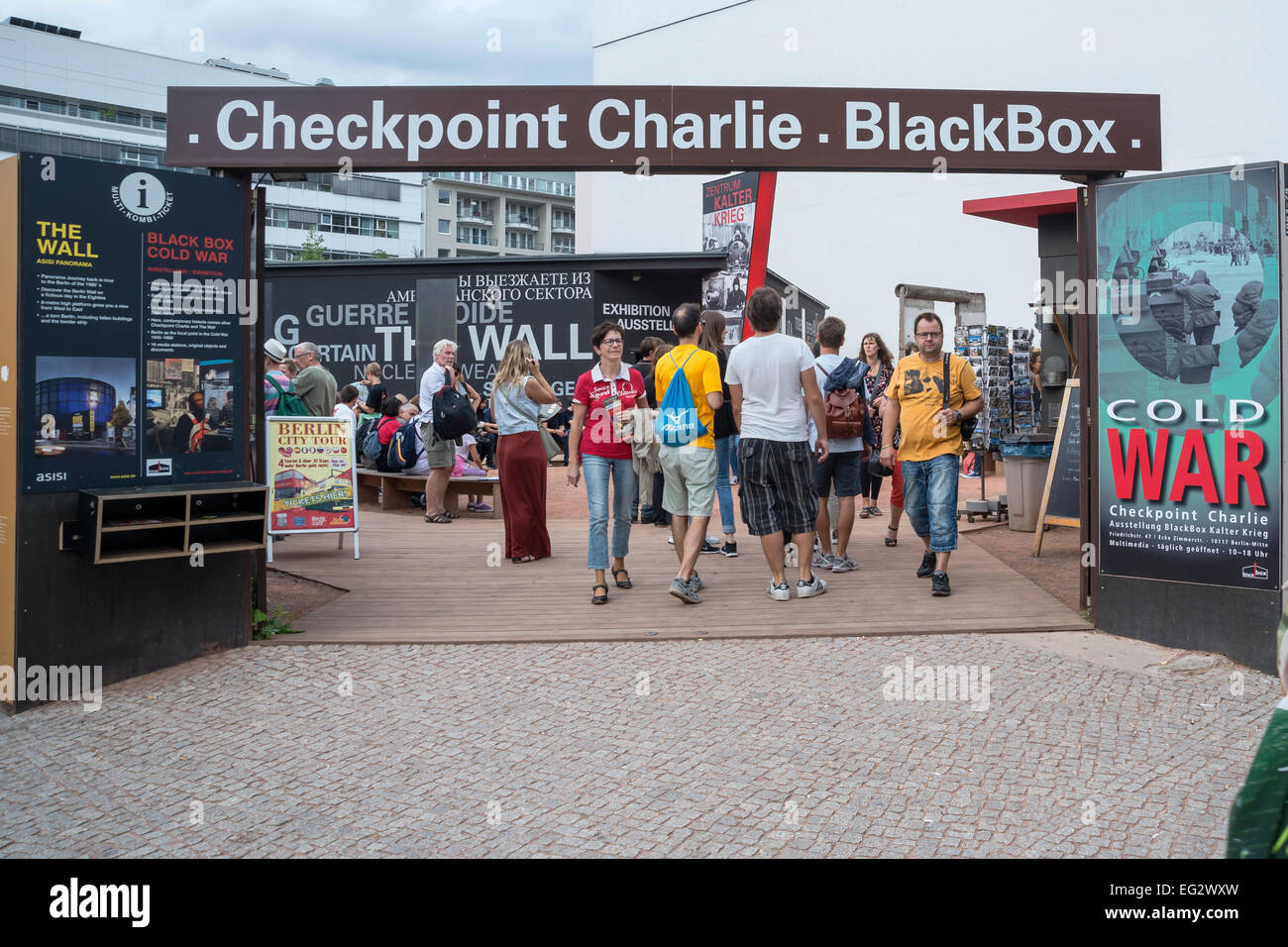 Il Checkpoint Charlie (o "Checkpoint C"), il muro di Berlino, Germania, Europa Foto Stock