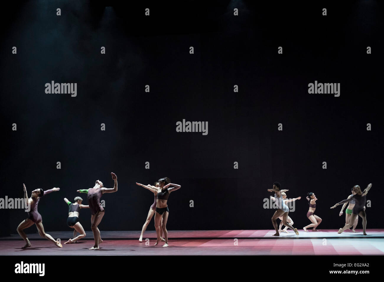 Londra, Regno Unito. Xiii Febbraio, 2015. Wayne McGregor/Random Dance's Atomos eseguita a Sadler's Wells, Londra, Regno Unito il 13 febbraio 2015. Atomos, dal coreografo contemporaneo Wayne McGregor, tornò a Sadler's Wells venerdì 13 e sabato 14 febbraio 2015. Essa è stata eseguita da dieci danzatori dal pluripremiato Sadler's Wells società residente Wayne McGregor | Casuale Dancel. Credito: Melissa Nord/Alamy Live News Foto Stock