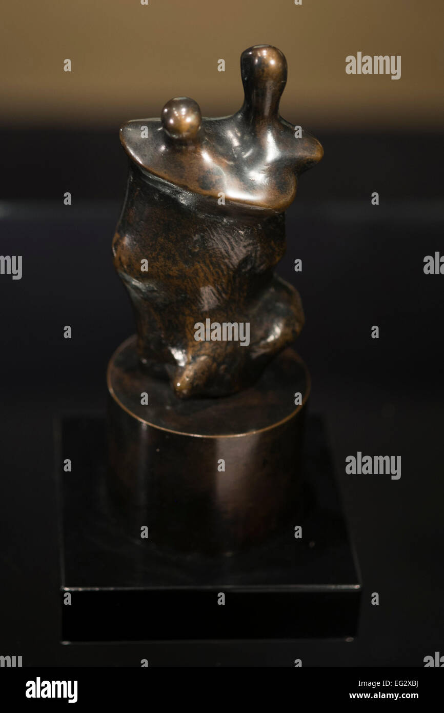 HENRY MOORE O.M., C.H., Three-Quarter madre e bambino su base rotonda altezza 7a (18cm) est £16,000 - 23,000, in corrispondenza di un'anteprima dell'asta mette in evidenza dalla tenuta di Lauren Bacall, a Bonhams, Londra, Regno Unito il 13 febbraio 2015. L'anteprima di 50 partite selezionate vanta opere di Henry Moore, David Hockney, Robert Graham, Noel Coward e Jim Dine - ed è dovuta in asta Bonhams a New York il 31 marzo e il 1 aprile 2015. Foto di Melissa Nord, Rif B5690. Foto Stock