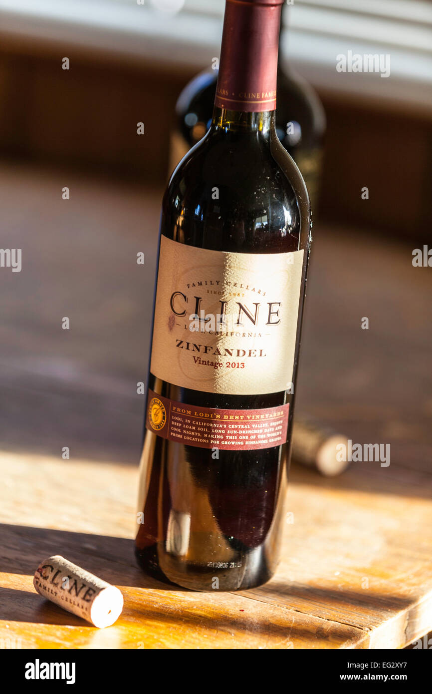 Una bottiglia di Cline cantine di famiglia lo Zinfandel da Lodi California Foto Stock