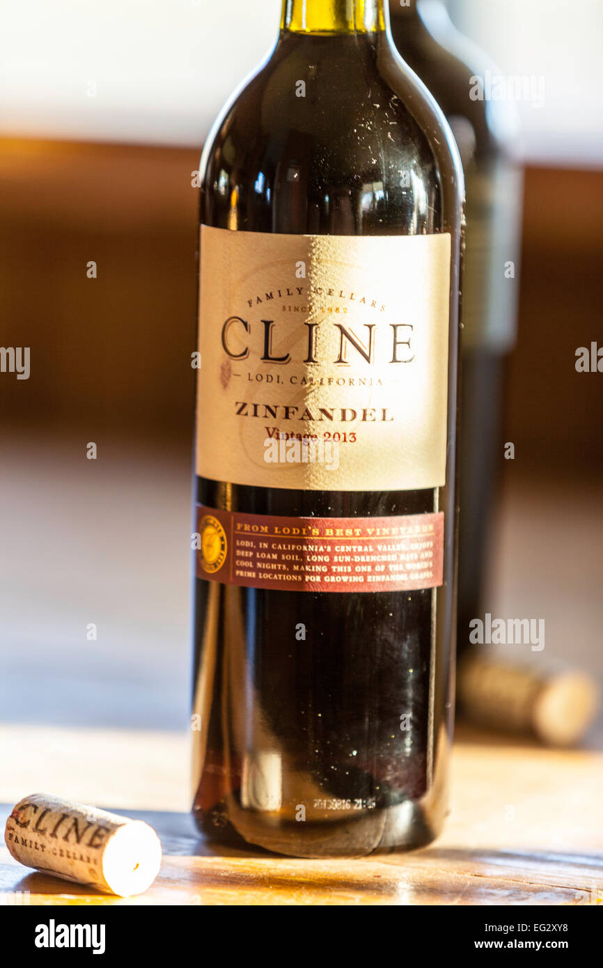Una bottiglia di Cline cantine di famiglia lo Zinfandel da Lodi California Foto Stock