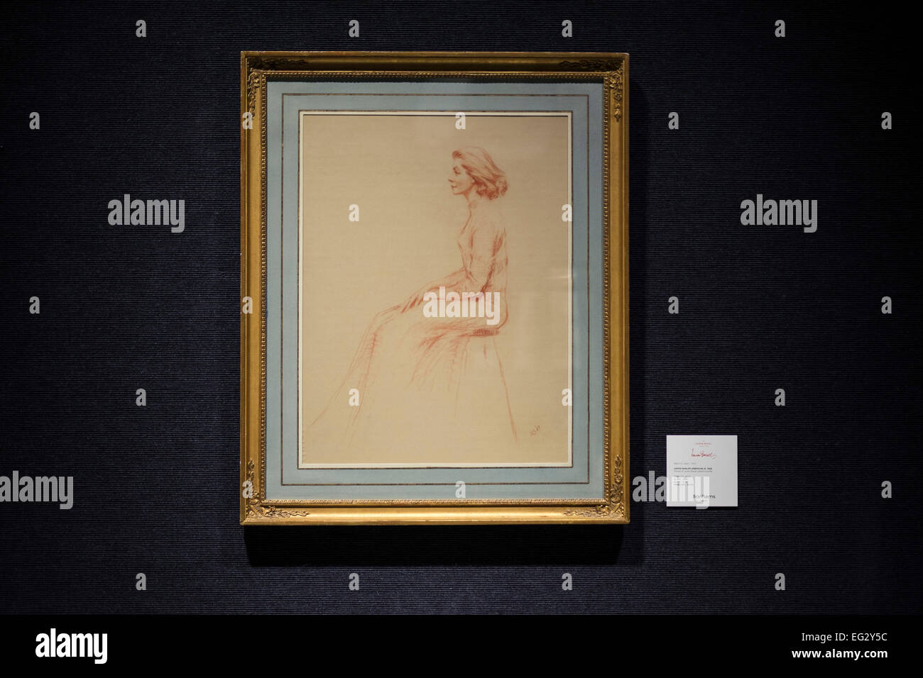 Londra, Regno Unito. Xiii Febbraio, 2015. Aaron Shikler, Ritratto di Lauren Bacall, seduti in vista del profilo 21 1/2 x 16 1/4in (54,6 x 41.2cm), est £2.000 - 3.300, in corrispondenza di un'anteprima dell'asta mette in evidenza dalla tenuta di Lauren Bacall, a Bonhams, Londra, Regno Unito il 13 febbraio 2015. L'anteprima di 50 partite selezionate vanta opere di Henry Moore, David Hockney, Robert Graham, Noel Coward e Jim Dine - ed è dovuta in asta Bonhams a New York il 31 marzo e il 1 aprile 2015. © Melissa Nord/Alamy Live News Foto Stock