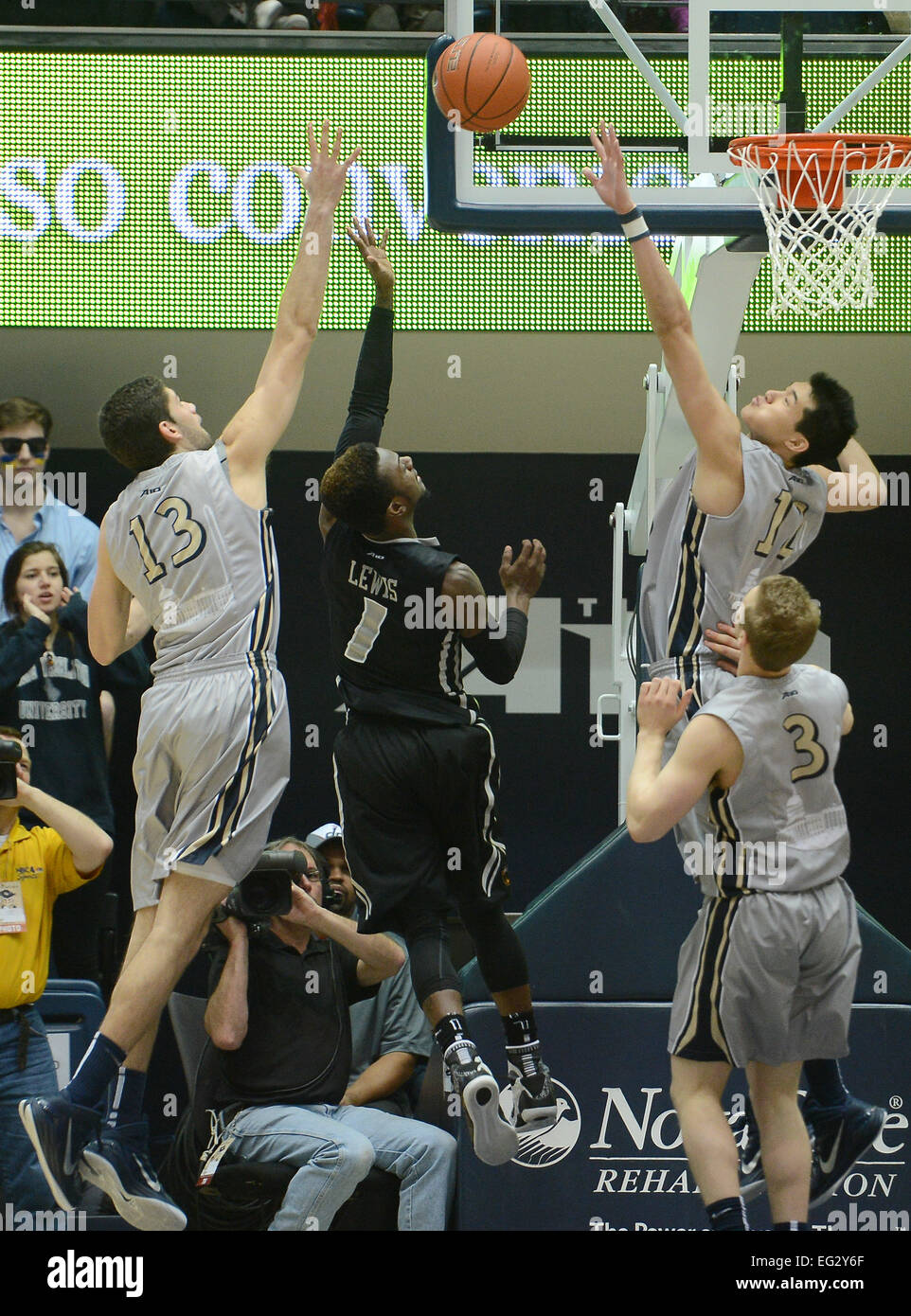 Washington, DC, Stati Uniti d'America. Xiv Feb, 2015. 20150214 - Virginia Commonwealth guard JeQuan Lewis (1) punteggi tra George Washington guard Patricio Garino (13) e George Washington in avanti Yuta Watanabe (12) nella seconda metà di un NCAA di pallacanestro degli uomini di gioco al Smith Center di Washington. La VCU sconfitto GWU, 79-66. Credito: Chuck Myers/ZUMA filo/Alamy Live News Foto Stock