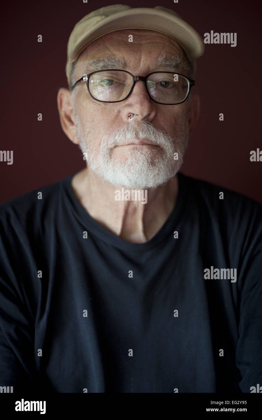 Uomo vecchio con la barba bicchieri e cappuccio Foto Stock
