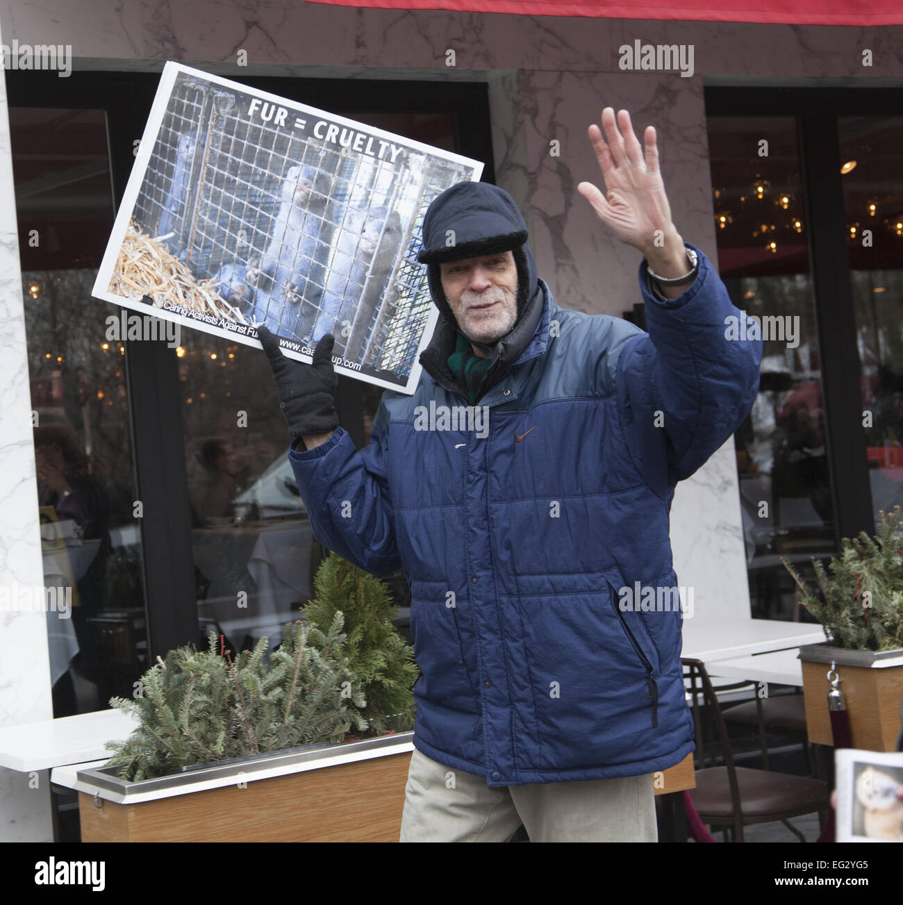 NY, NY, Stati Uniti d'America. Xiv Feb, 2015. Attivisti per i diritti degli animali hanno aperto i loro cuori in segno di protesta il giorno di San Valentino; marching sulla Quinta Avenue a Bergdorf Goodman; un beni di lusso dept. negozio che vende pelliccia; inviando il messaggio che la pelliccia di acquisto è un crimine contro gli animali. Credito: David Grossman/Alamy Live News Foto Stock
