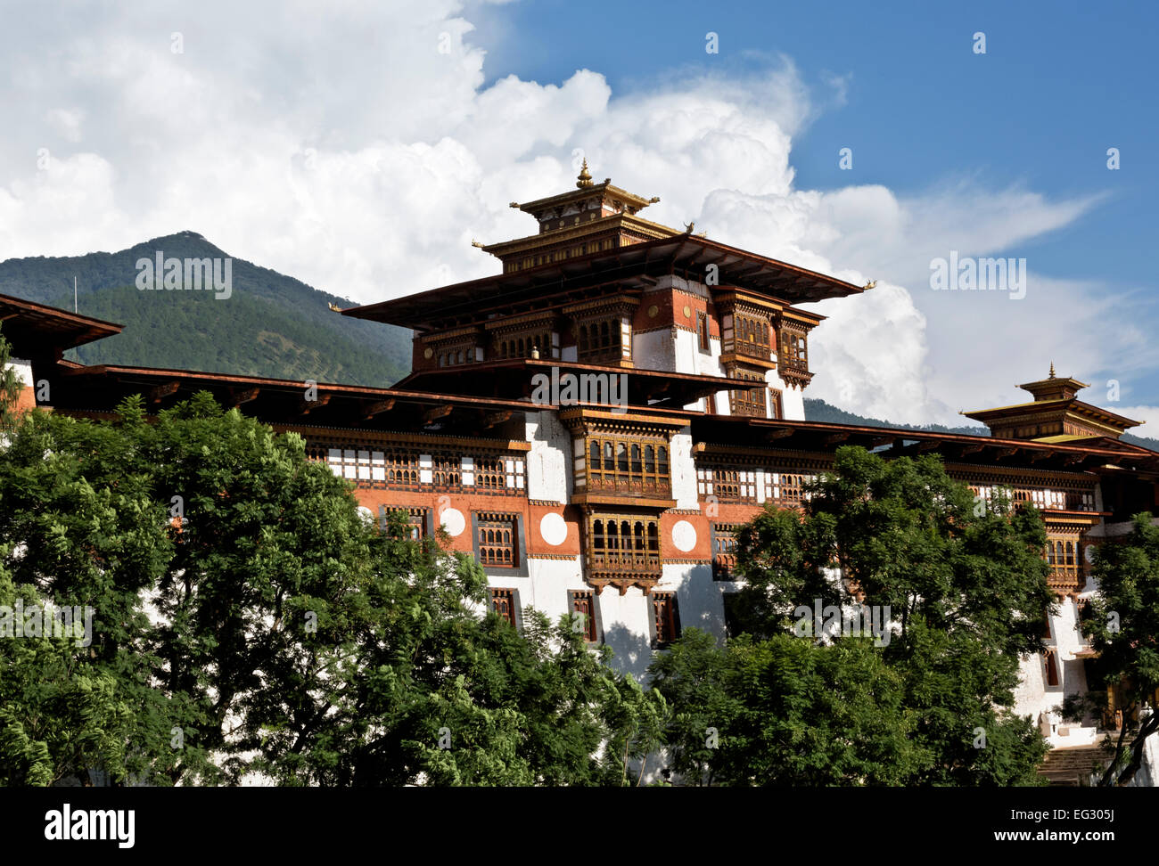 Il Bhutan - Punakha Dzong (gli uffici governativi e il monastero), era la capitale e sede del governo fino alla metà degli anni '50. Foto Stock