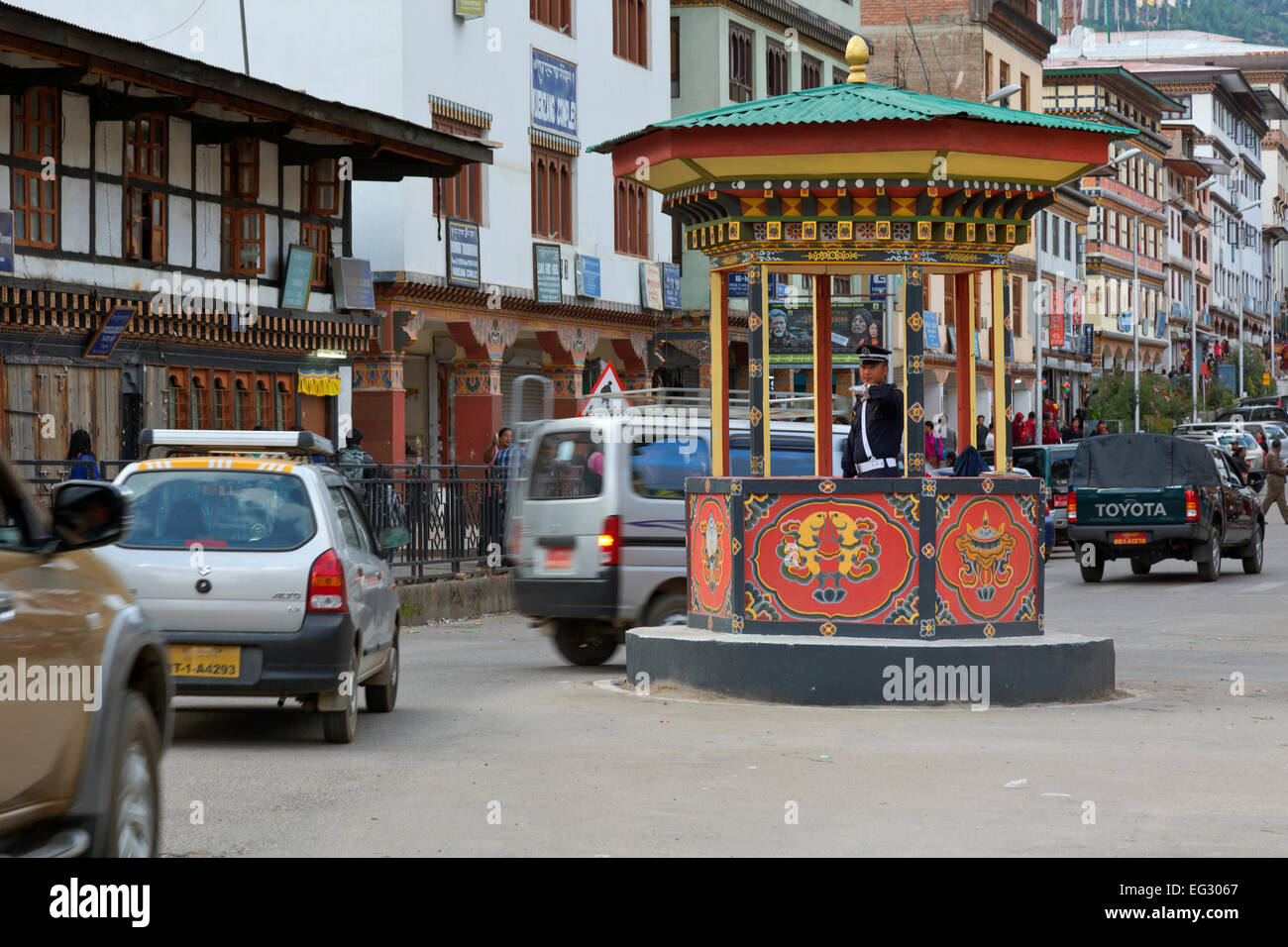 BU00135-00...BHUTAN - un poliziotto che dirige il traffico a un cerchio di traffico nel centro cittadino di Thimphu (capitale). Foto Stock