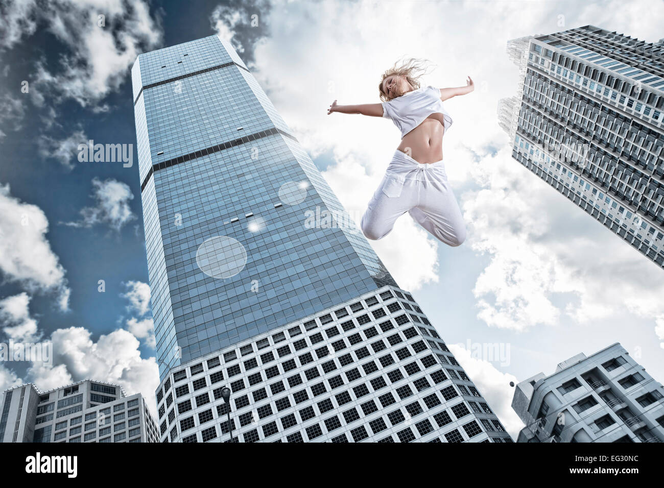 Ritratto di giovane donna di salto sul cielo blu sullo sfondo Foto Stock