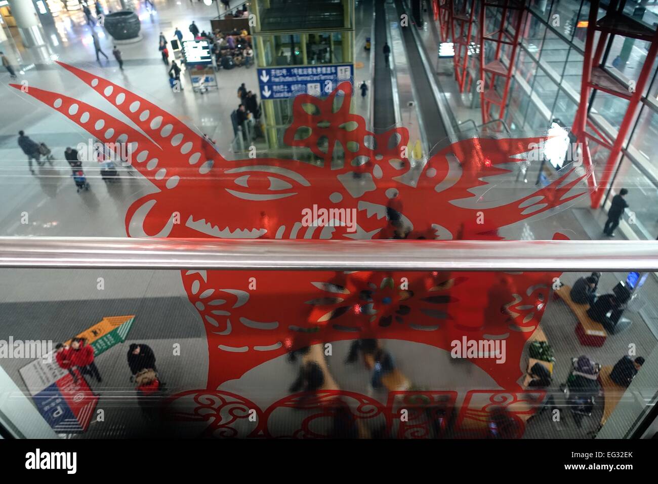 Pechino, Cina. 15 Feb, 2015. Passeggeri a piedi al terminal degli arrivi presso l'Aeroporto Internazionale Capital di Pechino a Pechino Capitale della Cina, Feb 15, 2015. Un viaggio rush è visto in aeroporto la domenica come i passeggeri sono di fretta home riunione durante la festa di primavera o in Cina il nuovo anno lunare, che cade il 19 febbraio di quest'anno. © Jin Liangkuai/Xinhua/Alamy Live News Foto Stock