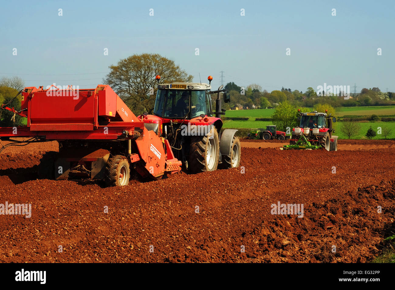 Aratura del trattore,trattore piantagione,l'aratura del trattore,trattore piantagione,agricola, l'agricoltura, suolo, Terra, raccolto, coltivare, Foto Stock