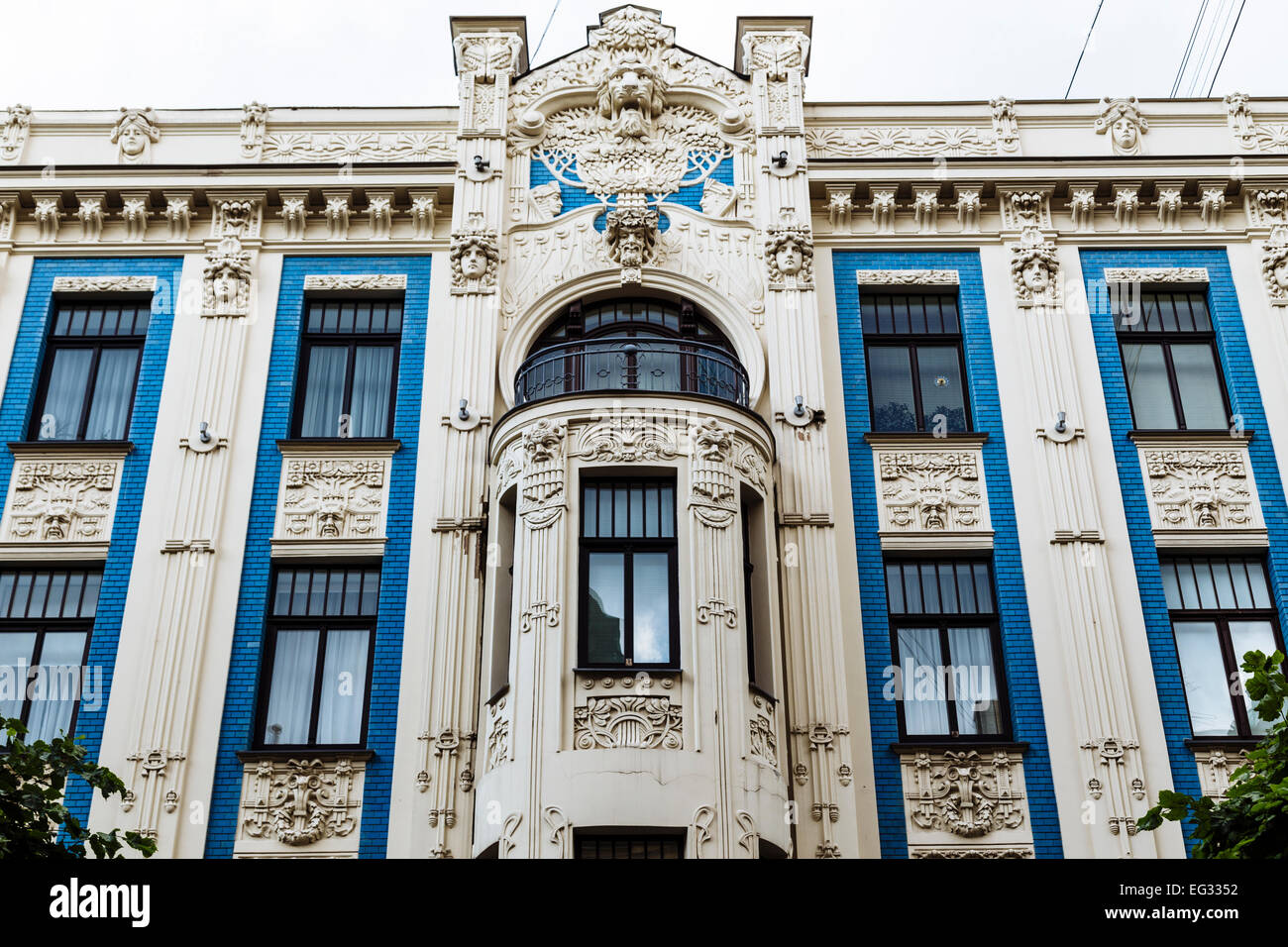Facciata del palazzo in stile art nouveau, progettato da Mikhaël Eisenstein, 8 Alberta Iela, Riga, Lettonia Foto Stock