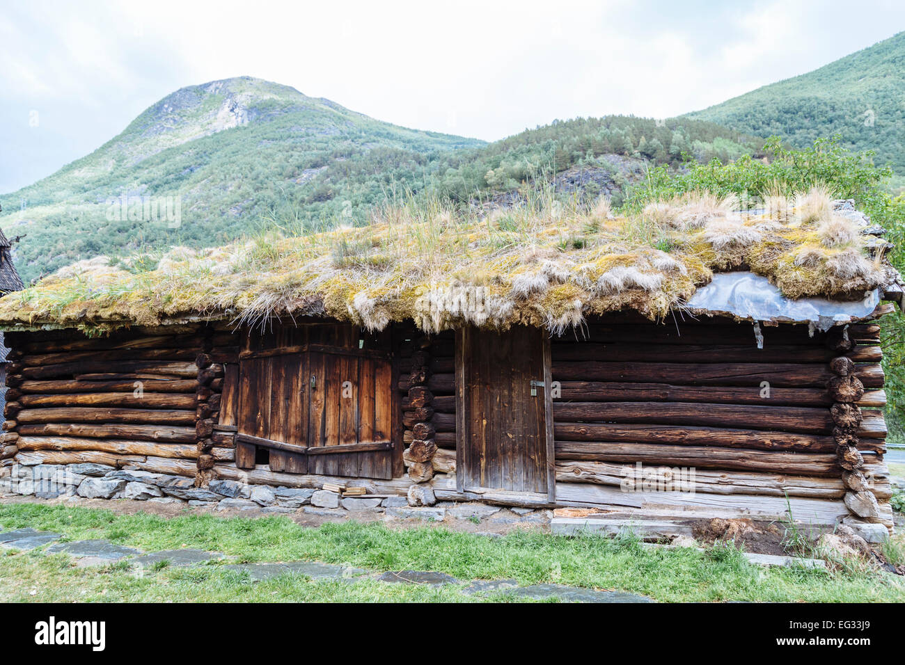 Tradizionale edificio di legno con tetto di tappeto erboso vicino a Borgund doga Chiesa, nei pressi di Laerdal, Norvegia Foto Stock