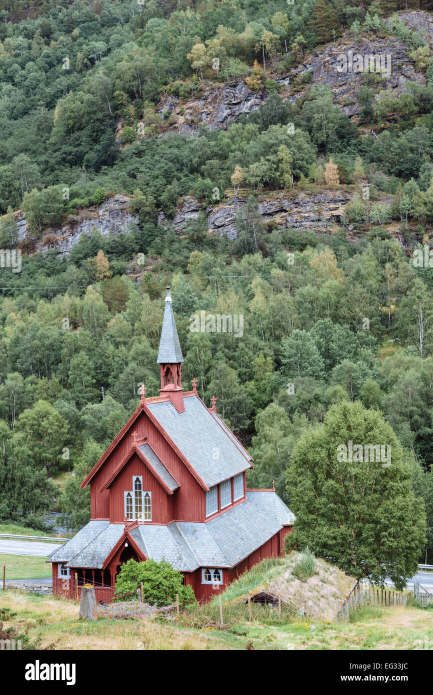 Rosso chiesa di legno vicino a Borgund doga Chiesa, nei pressi di Laerdal, Norvegia Foto Stock