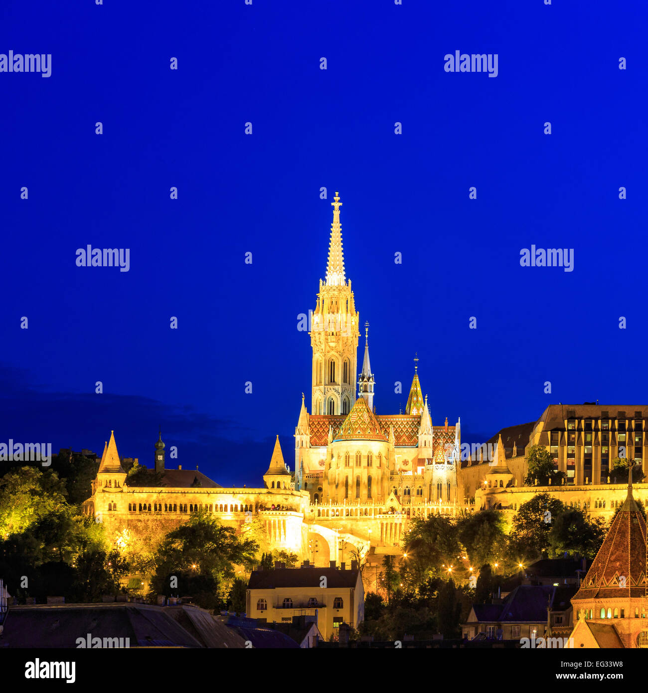 Vista notturna con la Chiesa di San Mattia a Budapest, Ungheria Foto Stock
