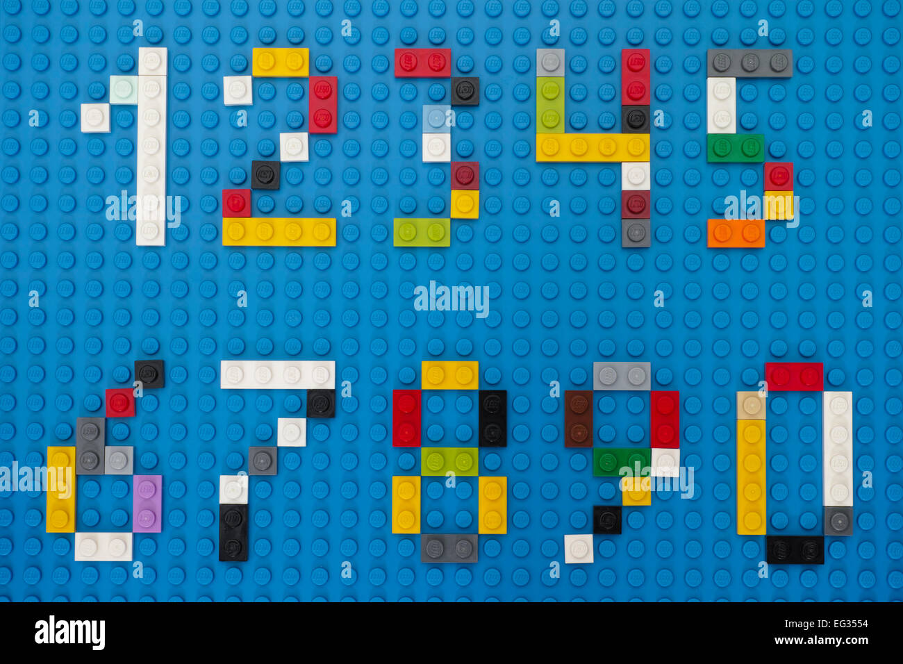 Tambov, Federazione Russa - Febbraio 14, 2015 Lego numeri personalizzati su Lego blu sullo sfondo di piastra di base. Studio shot. Foto Stock