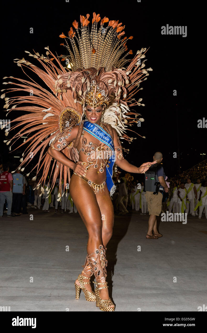 Rio De Janeiro, RJ, Brasile. Xiv Feb, 2015. Il carnevale del 2015 a Rio de Janeiro è iniziato. Il famoso Sambadrome ospiterà durante i prossimi 5 giorni diversi eventi e spettacoli per il 4 scuola di samba categorie. La lega superiore mostrerà il loro livello massimo oggi notte. Credito: Pietro Bauza/ZUMA filo/ZUMAPRESS.com/Alamy Live News Foto Stock