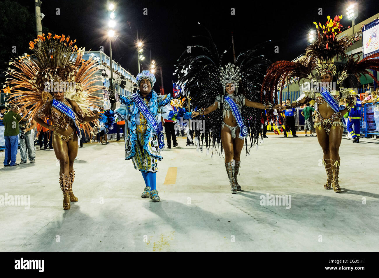 Rio De Janeiro, RJ, Brasile. Xiv Feb, 2015. Il carnevale del 2015 a Rio de Janeiro è iniziato. Il famoso Sambadrome ospiterà durante i prossimi 5 giorni diversi eventi e spettacoli per il 4 scuola di samba categorie. La lega superiore mostrerà il loro livello massimo oggi notte. Credito: Pietro Bauza/ZUMA filo/ZUMAPRESS.com/Alamy Live News Foto Stock