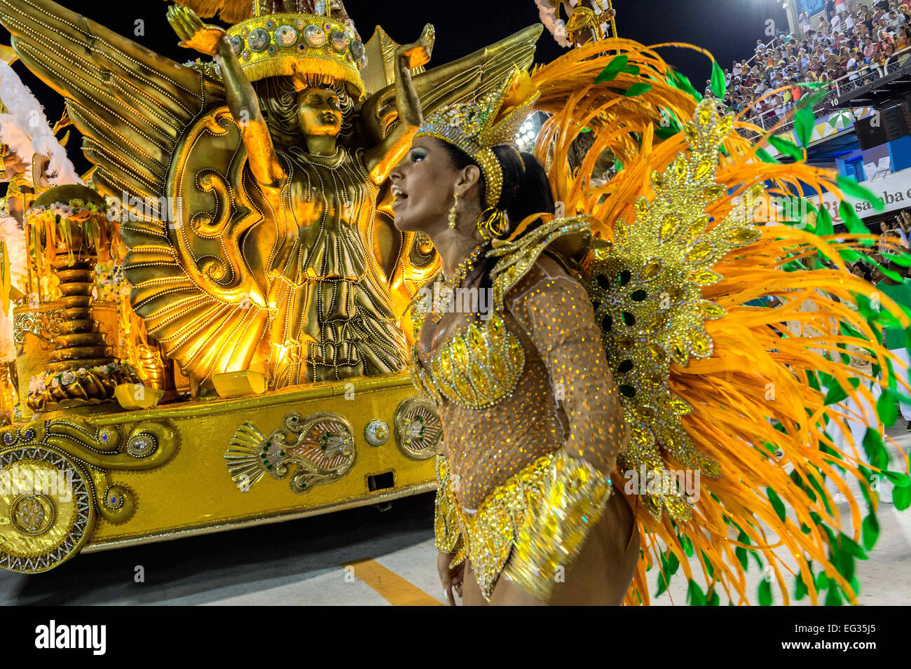 Rio De Janeiro, RJ, Brasile. Xiv Feb, 2015. Il carnevale del 2015 a Rio de Janeiro è iniziato. Il famoso Sambadrome ospiterà durante i prossimi 5 giorni diversi eventi e spettacoli per il 4 scuola di samba categorie. La lega superiore mostrerà il loro livello massimo oggi notte. Credito: Pietro Bauza/ZUMA filo/ZUMAPRESS.com/Alamy Live News Foto Stock