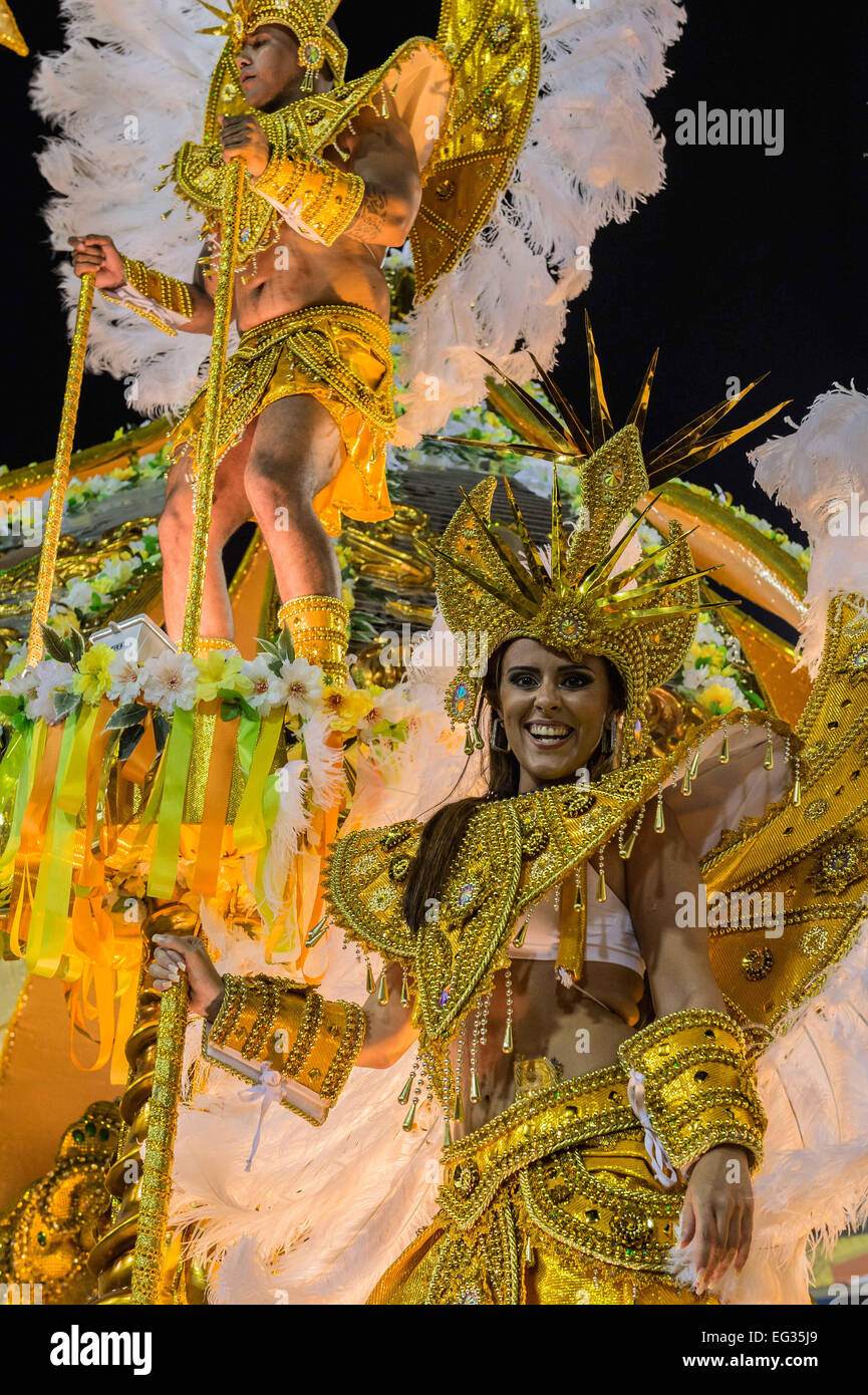 Rio De Janeiro, RJ, Brasile. Xiv Feb, 2015. Il carnevale del 2015 a Rio de Janeiro è iniziato. Il famoso Sambadrome ospiterà durante i prossimi 5 giorni diversi eventi e spettacoli per il 4 scuola di samba categorie. La lega superiore mostrerà il loro livello massimo oggi notte. Credito: Pietro Bauza/ZUMA filo/ZUMAPRESS.com/Alamy Live News Foto Stock