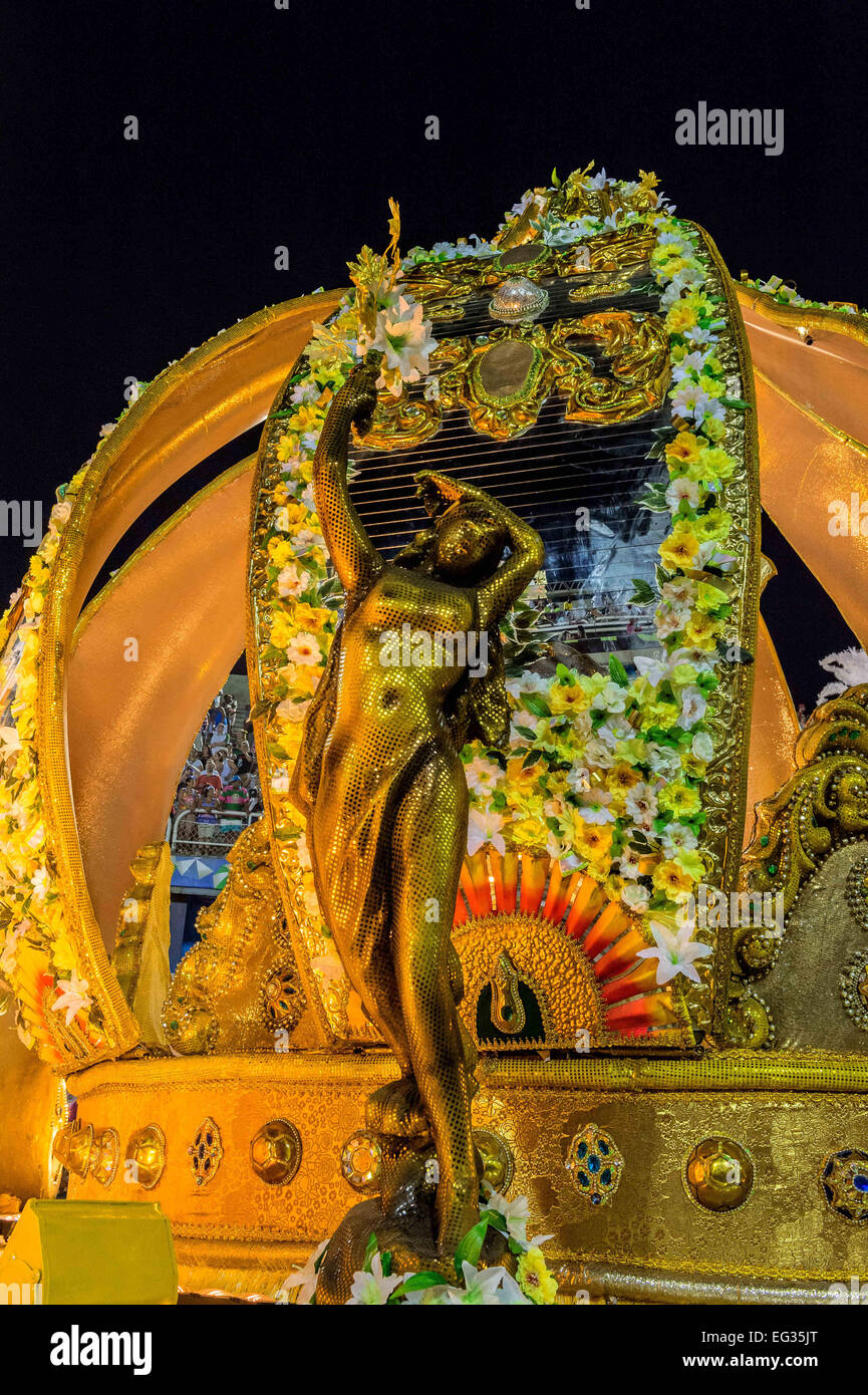 Rio De Janeiro, RJ, Brasile. Xiv Feb, 2015. Il carnevale del 2015 a Rio de Janeiro è iniziato. Il famoso Sambadrome ospiterà durante i prossimi 5 giorni diversi eventi e spettacoli per il 4 scuola di samba categorie. La lega superiore mostrerà il loro livello massimo oggi notte. Credito: Pietro Bauza/ZUMA filo/ZUMAPRESS.com/Alamy Live News Foto Stock